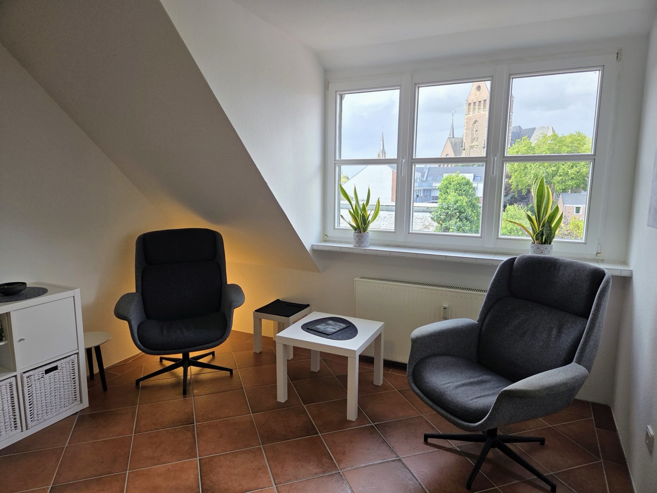 Zwei Sessel am Fenster im Gesprächsraum der Praxis Thomas Ammich